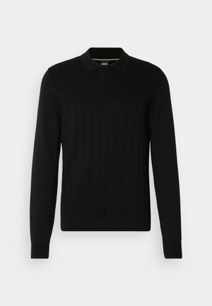 Pulover negru tricotat cu textură ribbed vertical, mâneci lungi și guler cu un sistem de închidere cu două nasturi.