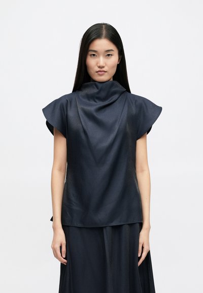 Mørkeblå top med høj krave, korte capærmer og en glat, let shiny tekstur. Enkel design med minimal detaljer.