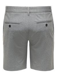 Shorts gris pour homme avec un motif à carreaux subtil, comprenant deux poches arrière avec boutons noirs et des passants pour ceinture à la taille.