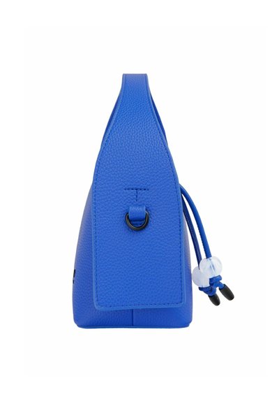 Borsa a tracolla blu in pelle con superficie texture. Presenta una forma triangolare, una tasca anteriore e dettagli con cordoncino e perline.
