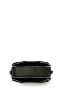 Schwarze Ledertasche mit doppelten silbernen Reißverschlüssen, rechteckiger Form, strukturierten Oberflächen und einem kompakten Design, das sich gut zur Organisation eignet.