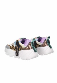 Sneaker colorati con una combinazione di stampa leopardata, accenti metallici e pannelli testurizzati. Presentano una suola bianca chunky e dettagli in nastro.