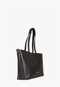 Borsa tote in pelle marrone dalla forma allungata, con doppio manico e un dettaglio metallico. Texture liscia e design minimalista.