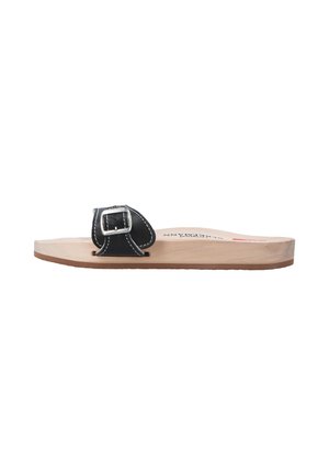 Flad sandal med lys træsål og sort lædertåsrem med sølvspænde, set fra siden mod en hvid baggrund.