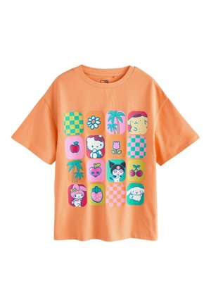 Brzoskwiniowy T-shirt z 16 kolorowymi kwadratowymi ikonami przedstawiającymi postacie z kreskówek, kwiaty, owoce i wzory w kratkę.