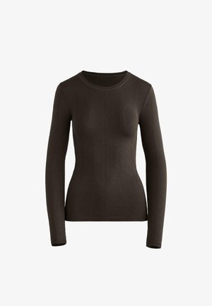 Camicia fitted a maniche lunghe marrone scuro con delicato motivo geometrico trapuntato e scollatura rotonda su sfondo bianco puro.