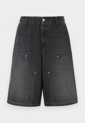 Schwarze, ausgewaschene Jeansshorts mit großen aufgesetzten Taschen vorne, Gürtelschlaufen und einem Metallknopfverschluss an der Taille.