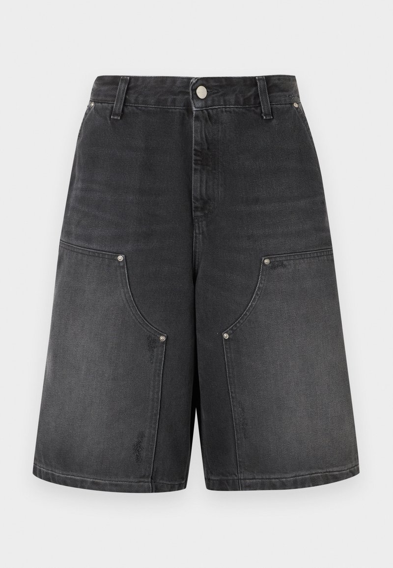 Schwarze, ausgewaschene Jeansshorts mit großen aufgesetzten Taschen vorne, Gürtelschlaufen und einem Metallknopfverschluss an der Taille.