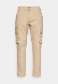 Beige cargobyxor gjorda av bomullstwill, med flera sidofickor, rak bendesign och synliga sömmar för extra detalj.