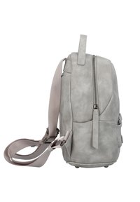 Sac à dos en simili cuir gris avec fermeture éclair, bandoulière réglable, poches latérales et texture subtile. Il est doté d'une poignée supérieure pour le porter.