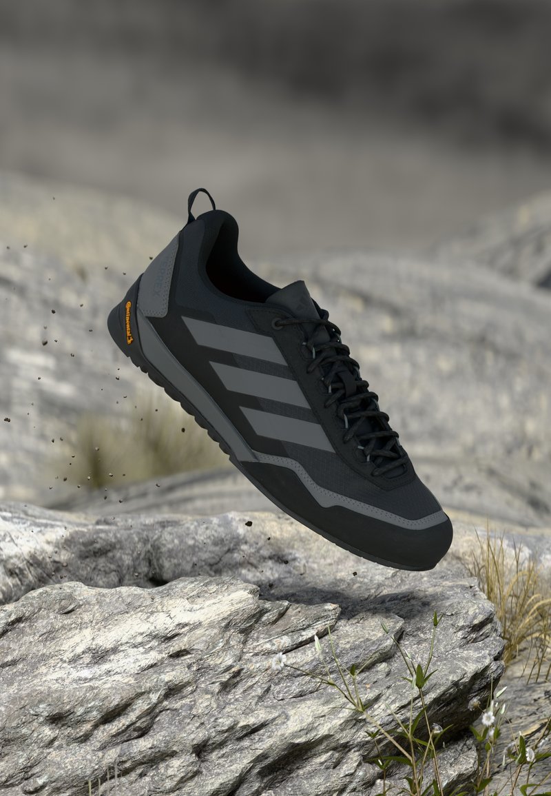 adidas Terrex SKYCHASER SOLO APPROACH SHOES - Hikingschuh - core black ...