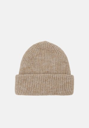 Strikket hue i lys beige med ribbet struktur, med en foldet manchet og blødt, varmt materiale der er velegnet til koldt vejr.