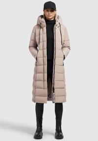 Beige gepolsterter langer Mantel mit Kapuze, mit einem Reißverschluss vorne, Seitentaschen und kontrastierenden Markenlogo-Details entlang des Reißverschlusses.