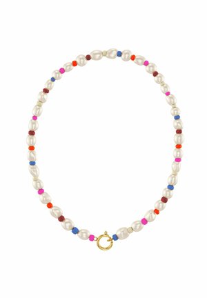 Nainen käyttää kaulakorua, jossa on epäsäännöllisiä valkoisia helmiä ja pieniä värikkäitä helmiä sinisenä, vaaleanpunaisena, oranssina ja punaisena vaalealla ihon sävyllä.