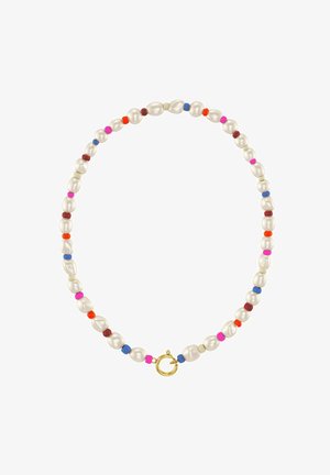 Frau trägt eine Halskette mit unregelmäßigen weißen Perlen und kleinen bunten Perlen in Blau, Pink, Orange und Rot auf heller Hautfarbe.