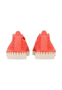 Koraal rubberen schoenen met een geperforeerd weefpatroon, contrasterende crèmekleurige zool en achterkant voor eenvoudiger aan- en uittrekken. Voorzien van uitsparingen.