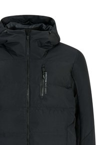 Chaqueta acolchada negra con un alto cuello y capucha ajustable. Cuenta con cierre de cremallera en la parte delantera y un pequeño bolsillo en el pecho con detalle del logo.