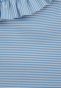 Niebiesko-biała tkanina w paski z naprzemiennymi cienkimi i grubymi paskami. Górna krawędź ozdobiona falbaną. Miękka w dotyku, lekki materiał.