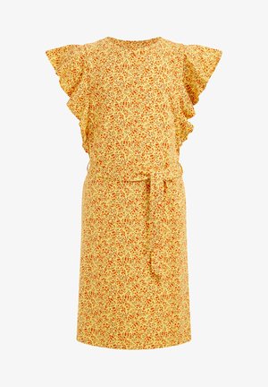 Gul blomsterkjole med flæseærmer, bindebånd i taljen, kort længde, med små røde og grønne bladmønstre over stoffet.