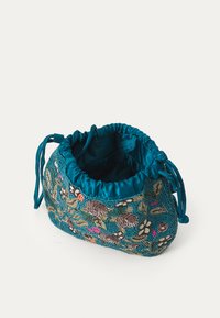 Sac en tissu turquoise brodé avec fermeture à cordon, arborant des motifs floraux de différentes couleurs et des accents de perles texturées.