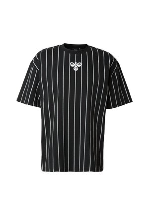 Czarny t-shirt z pionowymi białymi paskami, oversize, z okrągłym dekoltem i małym graficznym detalem na wysokości klatki piersiowej.