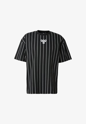 Czarny t-shirt z pionowymi białymi paskami, oversize, z okrągłym dekoltem i małym graficznym detalem na wysokości klatki piersiowej.