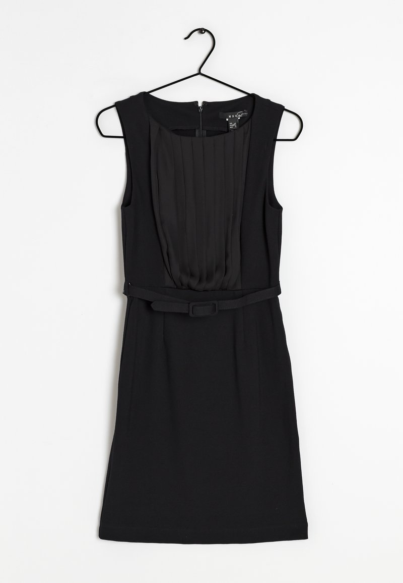 Robe noire sans manches avec un devant plissé, taille ceinturée et fermeture éclair dissimulée à l'arrière. Tissu lisse, longueur genou et coupe ajustée.