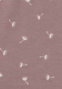 Lila tkanina z powtarzającym się wzorem białych dmuchawców z cienkimi łodygami, o teksturowanym prążkowanym wykończeniu.