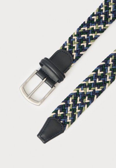 Ceinture tressée en tissu bleu marine, vert, beige et bleu avec embout en cuir noir et boucle en métal argenté sur fond blanc.