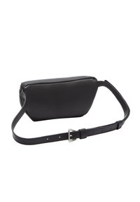 Czarna skórzana torba na pasek o gładkiej fakturze, prostokątnym kształcie i regulowanym pasku z klamrą. Zamek błyskawiczny na górze.