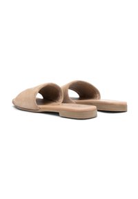 Sandale slip-on din suede bej, cu toc și vârf deschis, talpă plată și o textură netedă. Design minimalist, fără accesorii sau elemente decorative suplimentare.