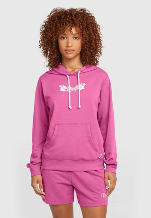 Roza jopa s sprednjim žepom, belim napisom in z vrvico za kapuco. Kombinirano z ujemajočimi roza kratkimi hlačami. Mehka tkanina.
