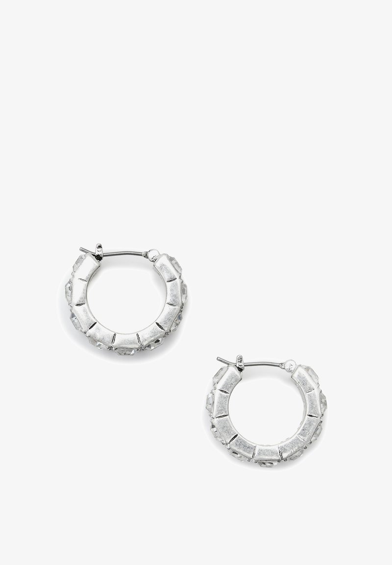 Pendientes de aro plateados con un acabado texturizado, que presentan cristales claros incrustados a lo largo del borde exterior. Forma redondeada, cierre de gancho estándar.