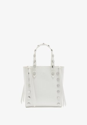 Biała torba typu tote wykonana z gładkiego materiału, z srebnymi okrągłymi detalami po bokach oraz dwoma płaskimi uchwytami.