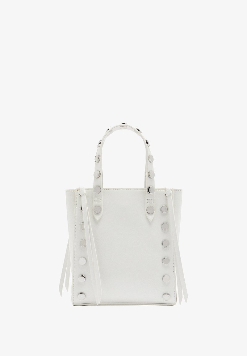 Biała torba typu tote wykonana z gładkiego materiału, z srebnymi okrągłymi detalami po bokach oraz dwoma płaskimi uchwytami.
