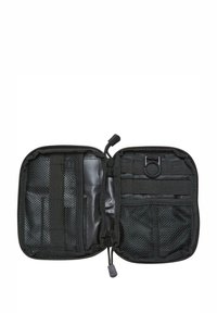 Juodas užtrauktuku užsegamas maišelis atidarytas, kad būtų matomi keli kišenės: elastingos juostos, tinkliniai skyreliai ir apskrito žiedo detalė priedams pritvirtinti. Pagamintas iš patvarios medžiagos.