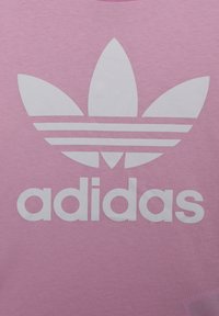 adidas Originals TREFOIL TEE-JUNIOR - Apdrukāts T-krekls - true pink/white