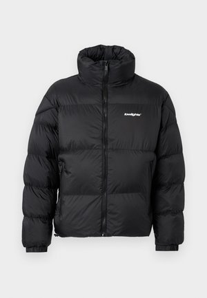 Veste matelassée noire avec col haut, fermeture éclair à l'avant, poignets côtelés et détail de logo. Comprend des sections matelassées pour l'isolation.