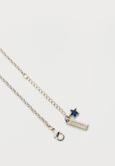 Colar de corrente prateada com um charme de estrela azul e uma etiqueta retangular gravada que diz "STRANA." Inclui um fecho lagosta.