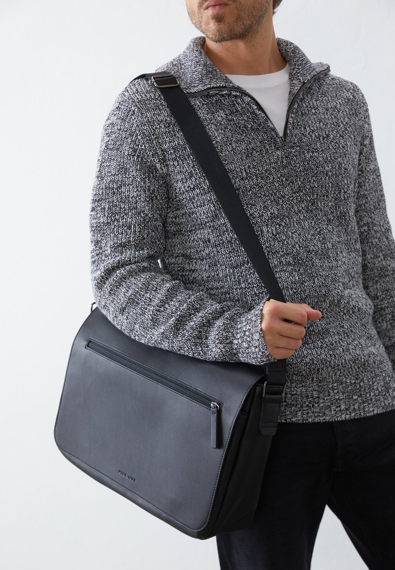 Pier One UNISEX - Attachetasker - black