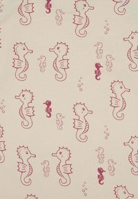 Tessuto di cotone con un motivo di cavallucci marini ripetuto in rosa e rosso scuro su uno sfondo beige, che presenta cavallucci marini e bolle di varie dimensioni.