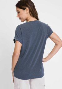 Marineblaues T-Shirt mit kurzen Ärmeln und Rundhalsausschnitt, aus leichtem Stoff. Sichtbare Nahtdetails an Schulter und Rücken. Einfaches Design.