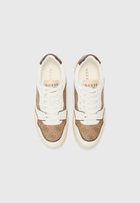 Braun gemusterte Sneakers mit weißen und cremefarbenen Akzenten, featuring eine Schnürung und einem Logo auf der Zunge. Texturiertes Material mit glatter Oberfläche.