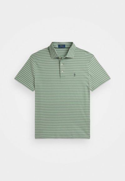 Polo verde com riscas brancas, mangas curtas e uma pala de três botões. Apresenta um pequeno logo no lado esquerdo do peito. Textura em mistura de algodão.