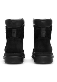 Stivaletti ankle in suede nero con accenti in pelle liscia, tacco arrotondato e suola in gomma testurizzata. Senza loghi visibili. Presenta un colletto imbottito.