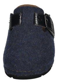 Marineblauwe wollen klompen met een gestructureerde afwerking, voorzien van een glanzend zwart verstelbaar bandje en gesp voor een veilige pasvorm.