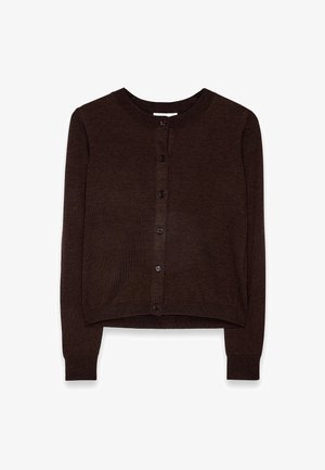 Brązowy sweter z dzianiny, z okrągłym dekoltem, zapięciem na guziki oraz ściągaczami przy rękawach i u dołu. Materiał jest gładki, w jednolitym kolorze.