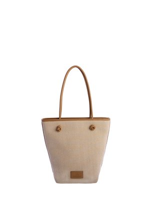 Bolso tote con textura en beige y marrón claro, con asas largas y un pequeño parche de cuero en la parte delantera, mostrado sobre un fondo blanco.