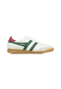 Sneaker bianca con strisce verdi e tallone rosso, dotata di una suola gommata testurizzata e di un logo discreto sul lato. Progettata per l'abbigliamento casual.