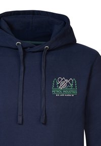 Sudadera azul marino con capucha ajustable. Presenta un logotipo gráfico de montañas y árboles en verde, con el texto "Petrol Industries". Textura suave.